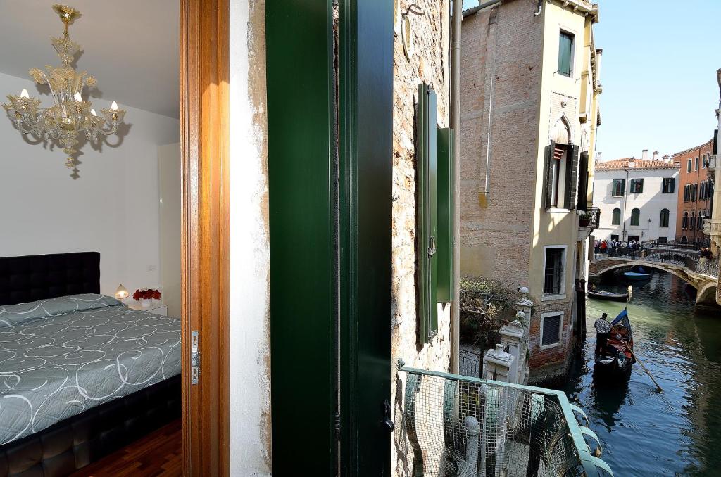 Апартаменты (Апартаменты с 2 спальнями и видом на канал - Calle Casseleria) апартамента Charming Venice Apartments, Венеция