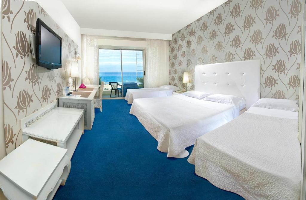 Четырехместный (Четырехместный номер с видом на море) отеля Hotel Mediterraneo, Риччоне