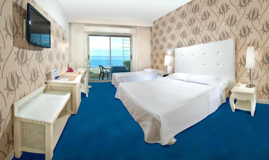 Трехместный (Трехместный номер с видом на море) отеля Hotel Mediterraneo, Риччоне