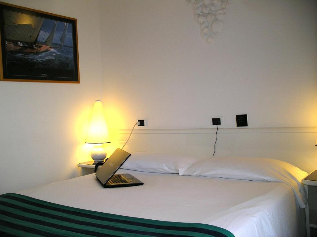 Двухместный (Стандартный двухместный номер с небольшой двуспальной кроватью.) отеля Hotel Luxor, Римини