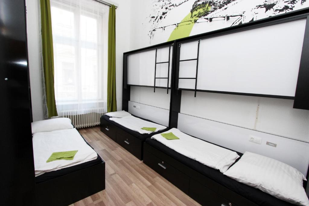 Номер (Спальное место на двухъярусной кровати в общем 6-местном номере с собственной ванной комнатой) хостела Adagio Hostel 1.0 Oktogon, Будапешт