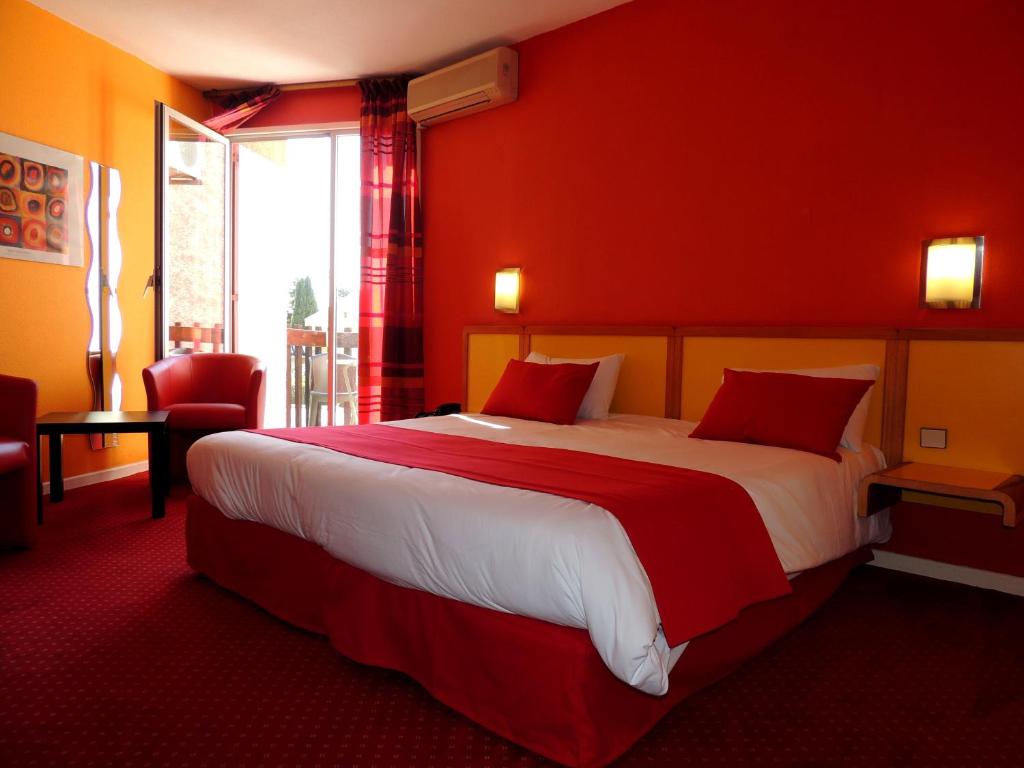 Двухместный (Улучшенный двухместный номер с 1 кроватью и балконом) отеля Hotel Tennis International, Агд (департамент Эро)