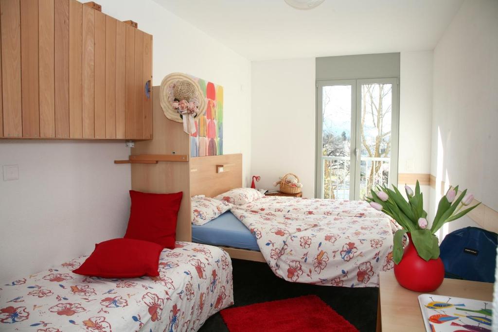 Четырехместный (Четырехместный номер эконом-класса с общей ванной комнатой) хостела Lugano Savosa Youth Hostel, Лугано
