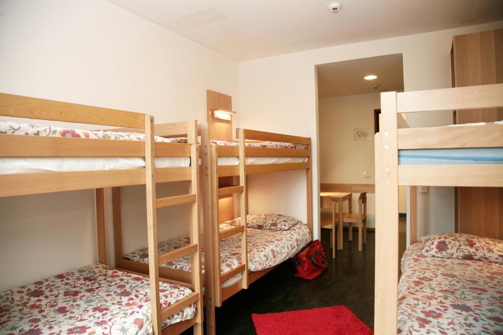 Номер (Односпальная кровать в общем номере для мужчин и женщин с общей ванной комнатой) хостела Lugano Savosa Youth Hostel, Лугано