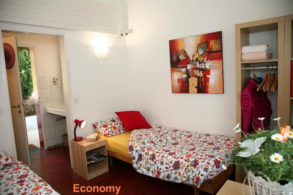 Двухместный (Двухместный номер эконом-класса с 2 отдельными кроватями и общей ванной комнатой) хостела Lugano Savosa Youth Hostel, Лугано
