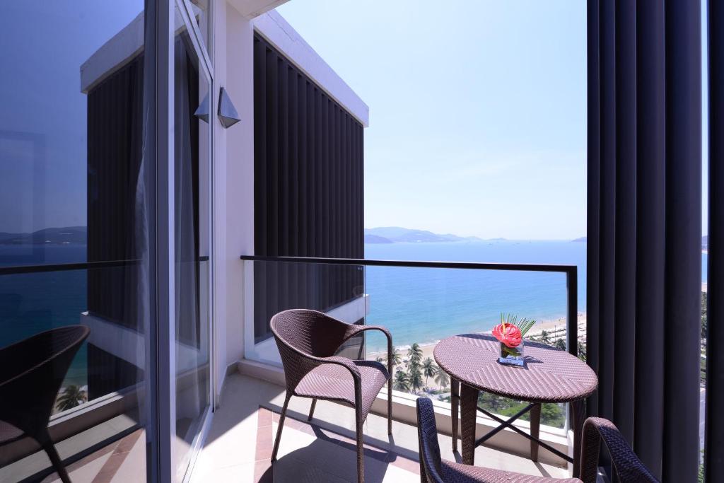 Трехместный (Улучшенный номер с кроватью размера «king-size»), Hotel Novotel Nha Trang