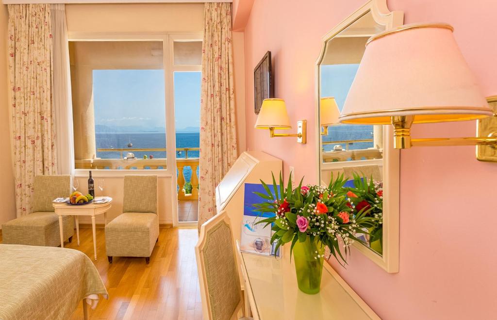 Двухместный (Двухместный номер с 1 кроватью или 2 отдельными кроватями, вид на море - Праздничный пакет услуг) отеля Hotel Corfu Palace, Керкира