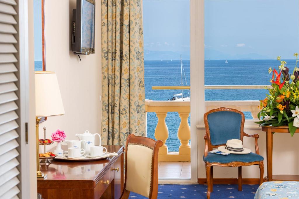 Двухместный (Улучшенный двухместный номер с 1 кроватью или 2 отдельными кроватями и видом на море) отеля Hotel Corfu Palace, Керкира