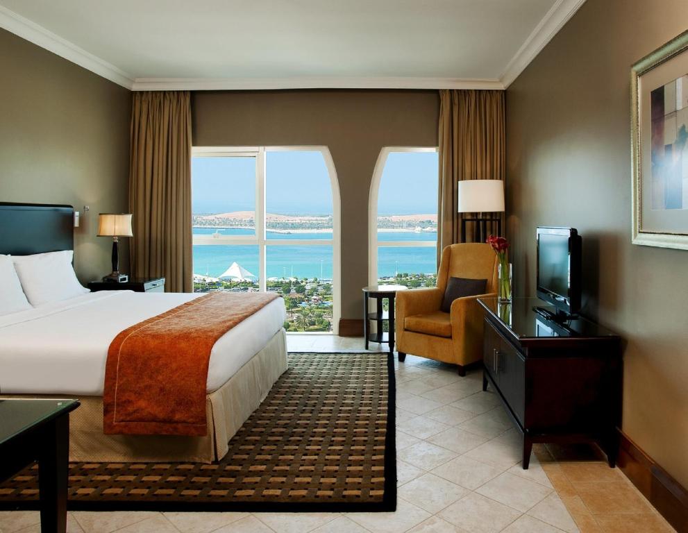 Двухместный (Классический двухместный номер с 1 кроватью и видом на море) отеля Khalidiya Hotel, Абу-Даби
