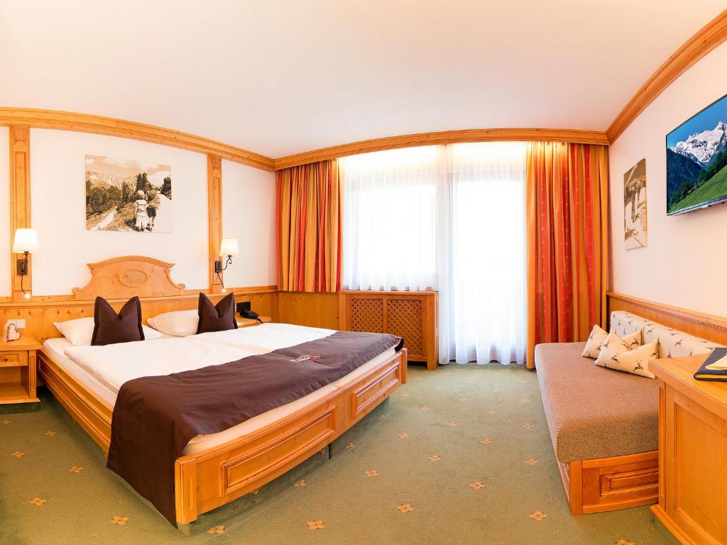 Двухместный (Двухместный номер с 1 кроватью или 2 отдельными кроватями) отеля Alpenhotel Tirolerhof near the ski lifts to Mount Elfer, Нойштифт