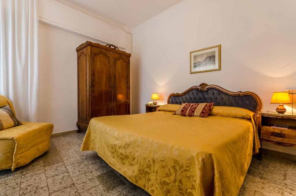 Трехместный (Трехместный номер с общей ванной комнатой) отеля Hotel Ariel Silva, Венеция