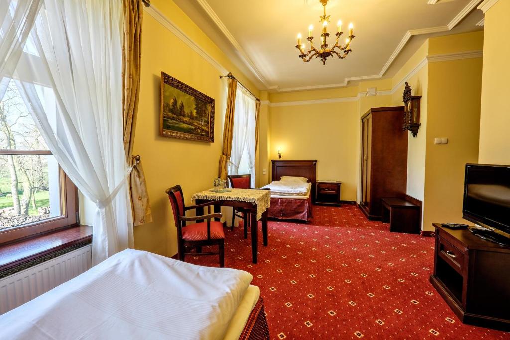 Двухместный (Улучшенный двухместный номер с 2 отдельными кроватями) отеля Dwór Stary Chotów, Калиш