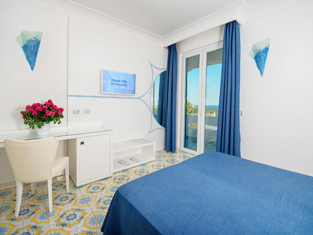 Двухместный (Улучшенный двухместный номер с 1 кроватью или 2 отдельными кроватями и видом на море) отеля Hotel Villa Miralisa, Искья