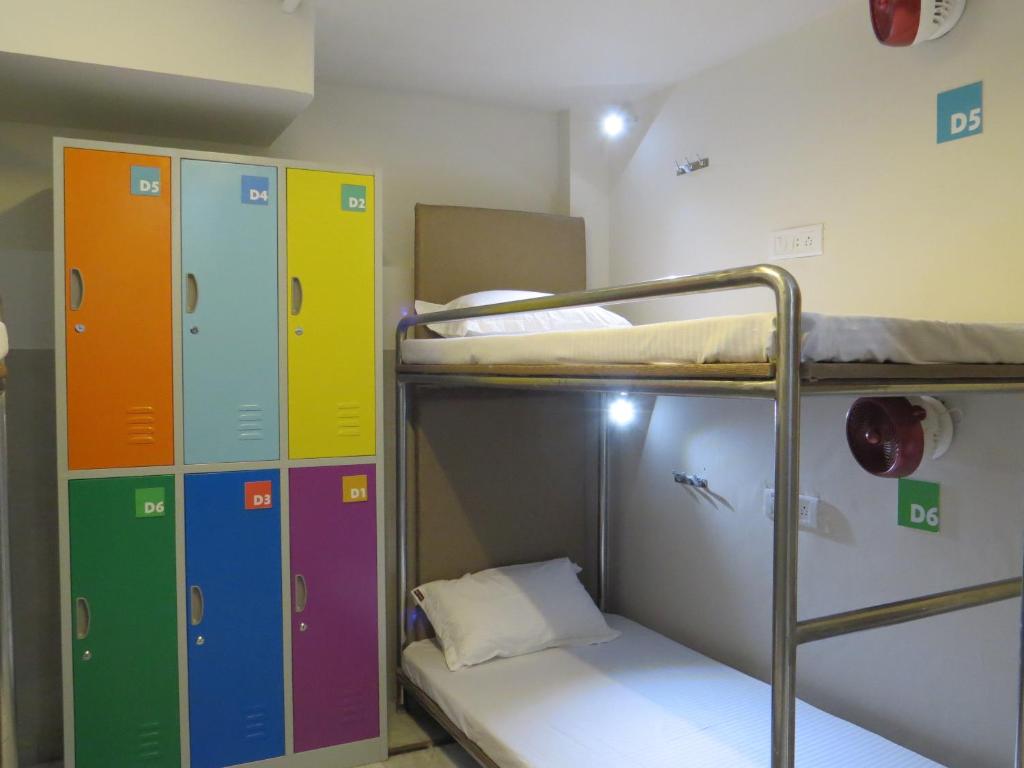Номер (Кровать в общем 6-местном номере для мужчин) отеля Smyle Inn, Нью-Дели