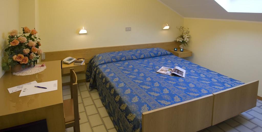 Двухместный (Двухместный номер с двуспальной кроватью и дополнительной кроватью) отеля Hotel Nives, Риччоне