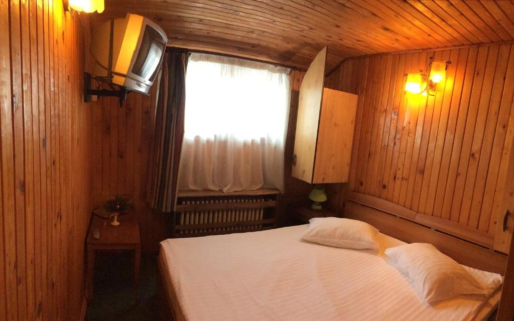 Двухместный (Двухместный номер в загородном стиле с 1 двуспальной или 2 отдельными кроватями) отеля Hotel Bucegi Portile Regatului, Предял