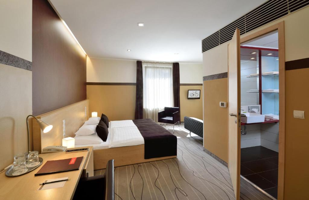 Двухместный (Двухместный номер с двуспальной кроватью и дополнительной кроватью) отеля Promenade City Hotel, Будапешт