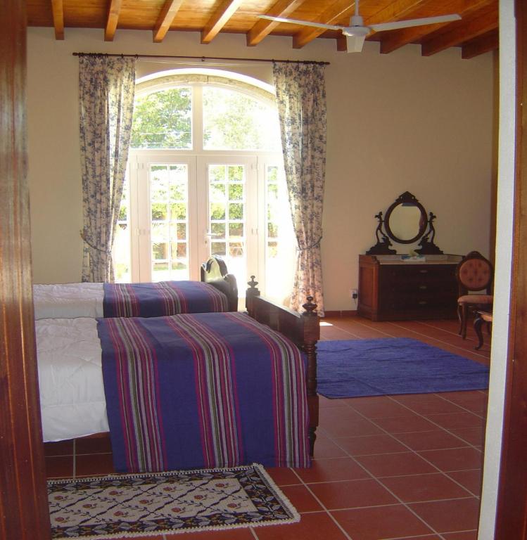 Сьюит (Люкс с 2 спальнями с видом на бассейн) отеля Quinta Do Scoto, Синтра