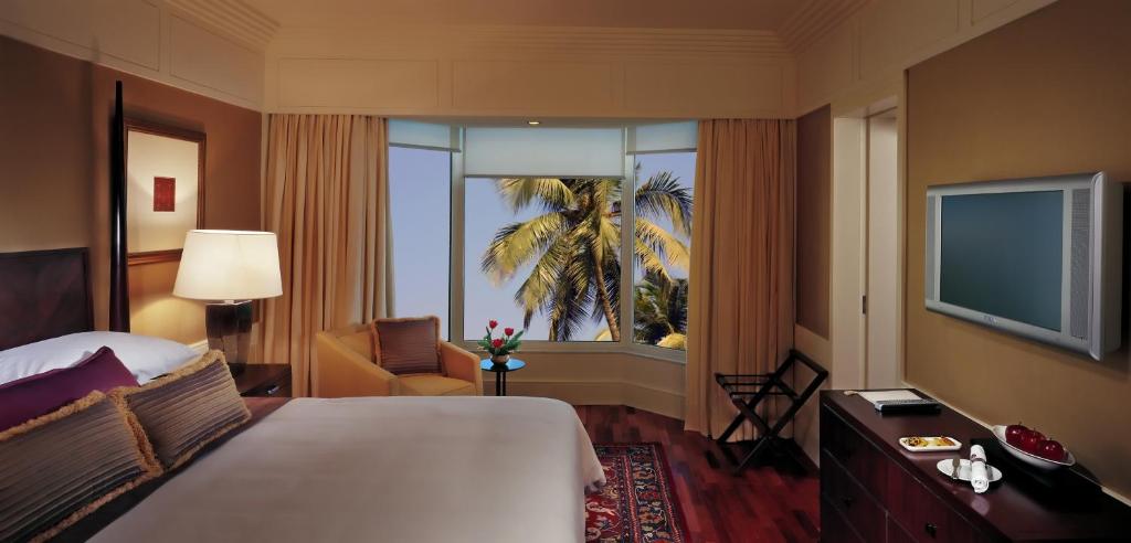 Двухместный (Двухместный номер «Премьер» с 1 кроватью или 2 отдельными кроватями и видом на город) отеля The Leela Mumbai, Мумбай