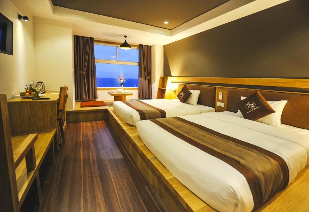 Двухместный (Улучшенный Делюкс с видом на море) отеля Seasing Boutique Hotel, Нячанг
