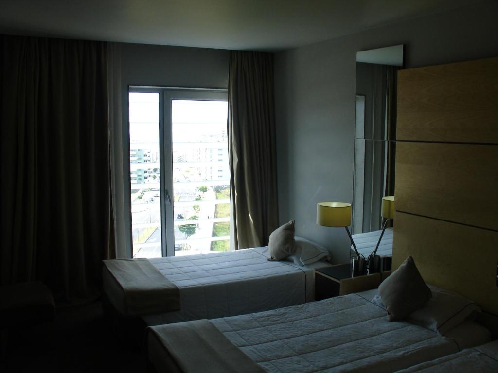 Двухместный (Стандартный двухместный номер с 1 кроватью или 2 отдельными кроватями (для 2 взрослых и 1 ребенка)) отеля VIP Executive Azores Hotel, Понта-Делгада