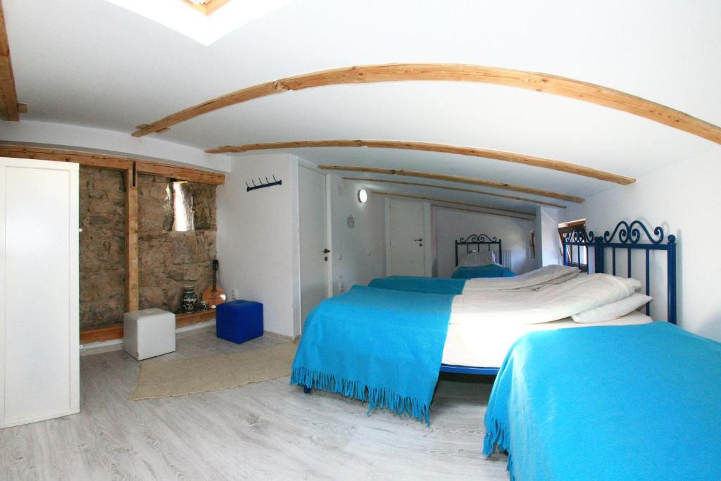 Трехместный (Общий номер с 4 кроватями и собственной ванной комнатой) хостела Retro Hostel, Клуж-Напока