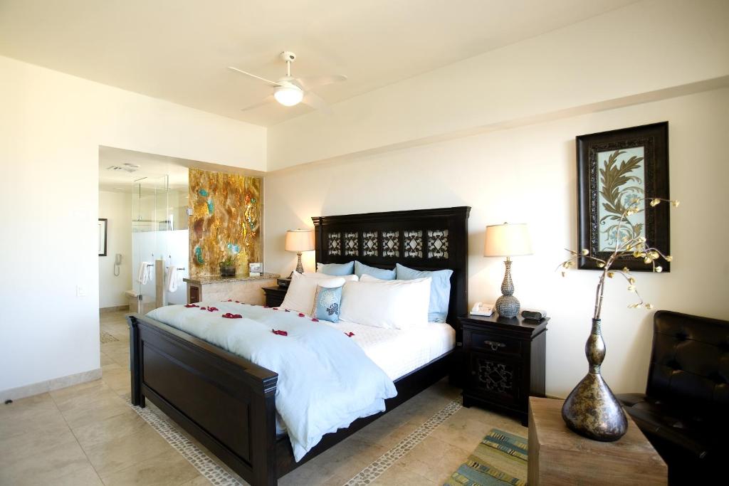 Четырехместный (Представительский люкс с 2 спальнями) отеля Cabo Villas Beach Resort & Spa, Кабо-Сан-Лукас