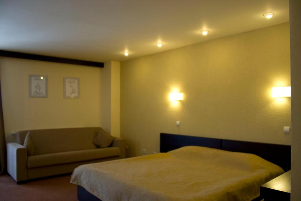 Двухместный (Двухместный номер с 1 кроватью и диваном-кроватью (для 3 взрослых)) отеля Hotel Karo, Бакэу