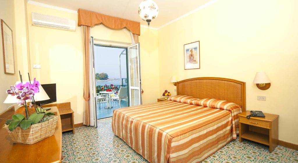 Двухместный (Двухместный номер с 1 кроватью или 2 отдельными кроватями и видом на море) отеля Hotel Ambasciatori, Искья