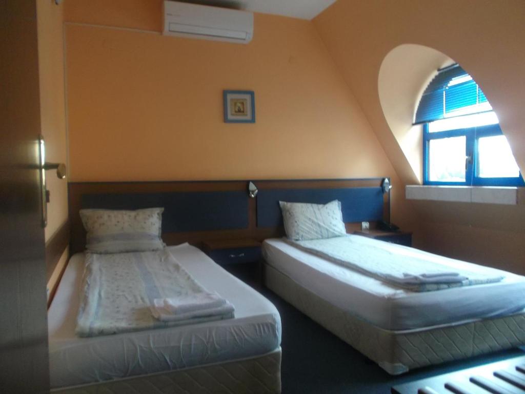 Двухместный (Двухместный номер эконом-класса с 1 кроватью или 2 отдельными кроватями) отеля Fenix Hotel, Благоевград