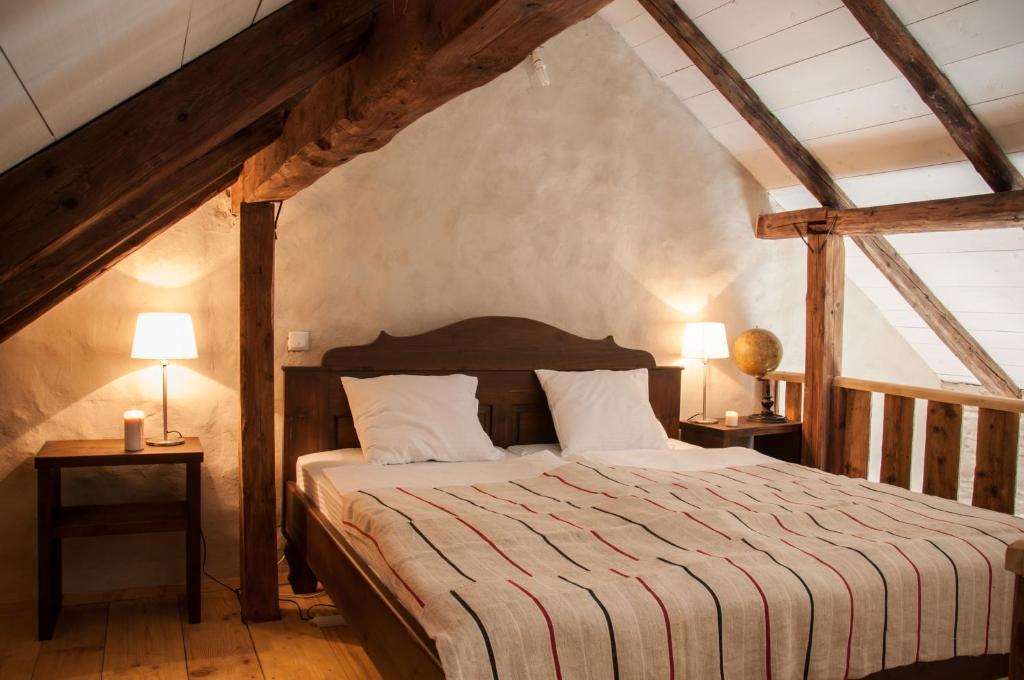 Двухместный (Небольшой двухместный номер с 1 кроватью) гостевого дома Transylvania Guesthouses, Фэгэраш