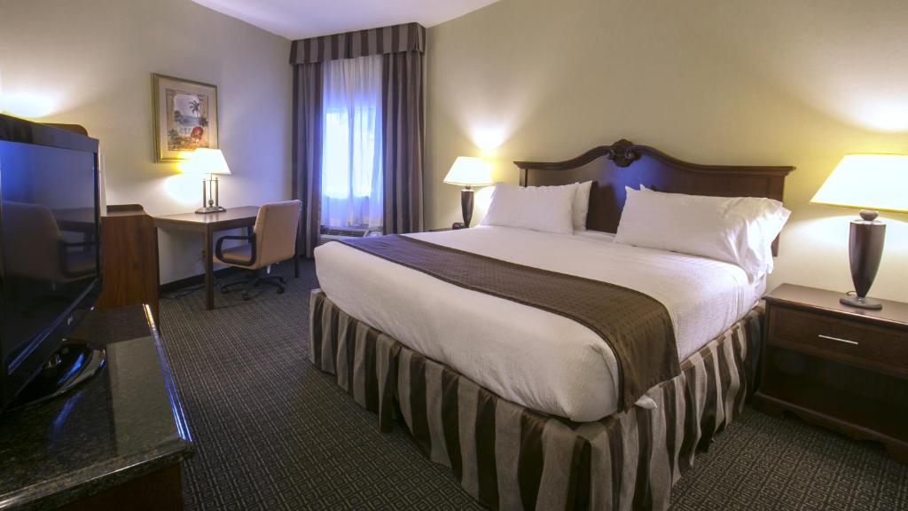 Двухместный (Номер с кроватью размера «king-size» - Ванна подходит для гостей с ограниченными физическими возможностями - Для некурящих) курортного отеля Holiday Inn Express - Biloxi - Beach Blvd, an IHG Hotel, Билокси