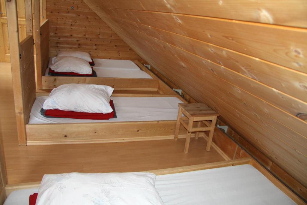Номер (Кровать в общем номере для мужчин и женщин с 10 кроватями) отеля Lodge am Krippenstein, Халльштатт