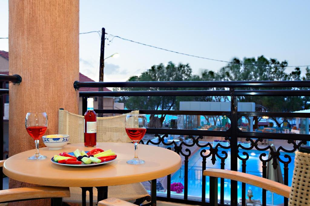 Апартаменты (Апартаменты с видом на море (для 3 взрослых)) апарт-отеля Alkionides Seaside Hotel, Платаниас