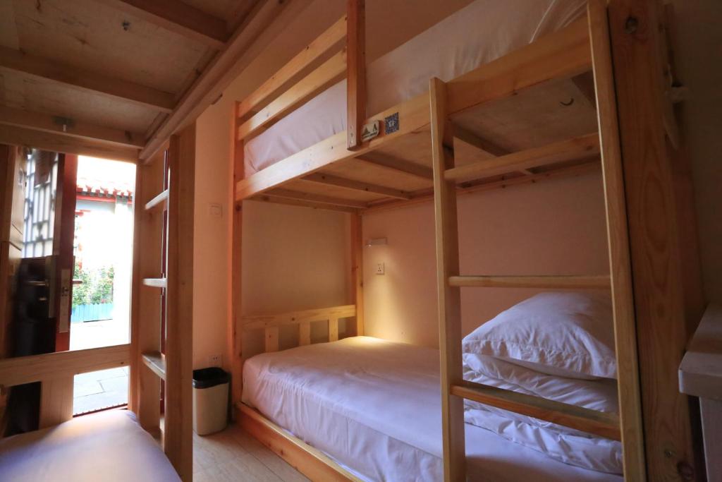 Номер (Кровать в общем номере для женщин с 4 кроватями) отеля Yue Xuan Courtyard Garden International Youth Hostel, Пекин