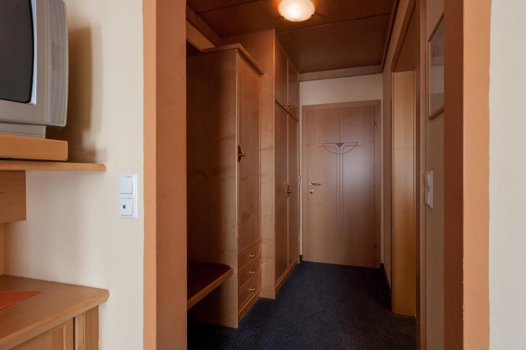 Двухместный (Улучшенный двухместный номер с 1 кроватью) отеля Hotel & Kurpension Weiss, Бад-Тацмансдорф