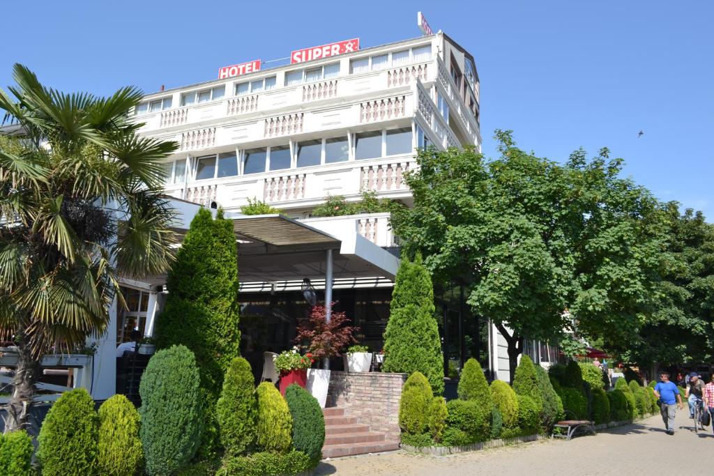 Отель Hotel Super 8, Скопье