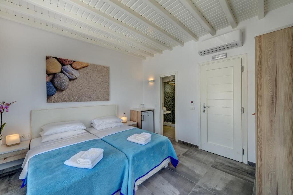 Двухместный (Улучшенный двухместный номер с 1 кроватью или 2 отдельными кроватями и видом на море) апарт-отеля Makis Place, Тоурлос