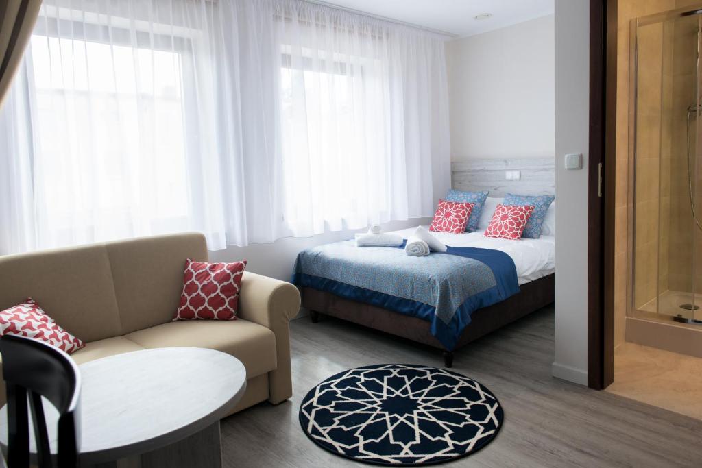 Двухместный (Двухместный номер «Комфорт» с 1 кроватью и диваном) отеля Villa Andalucia SPA & Leisure, Цехоцинек