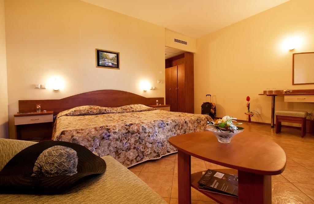 Двухместный (Двухместный номер с 1 кроватью (для 2 взрослых и 1 ребенка)) отеля Ljuljak Hotel, Золотые Пески
