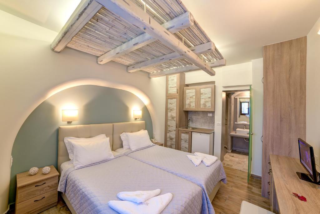 Двухместный (Стандартный двухместный номер с 1 кроватью) апарт-отеля Ifestos Villa, Тира