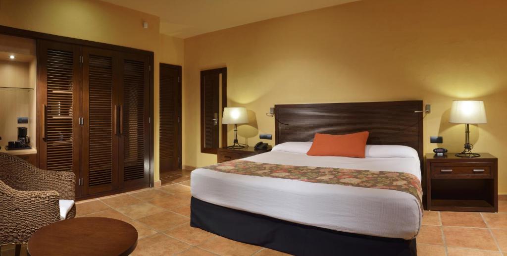 Трехместный (Привилегированный улучшенный номер (для 2 взрослых и 1 ребенка)) курортного отеля Catalonia Riviera Maya Resort & Spa - Все включено, Пуэрто-Авентурас