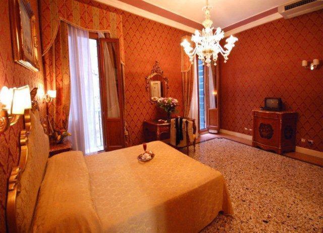 Трехместный (Улучшенный трехместный номер) гостевого дома Residenza San Maurizio, Венеция
