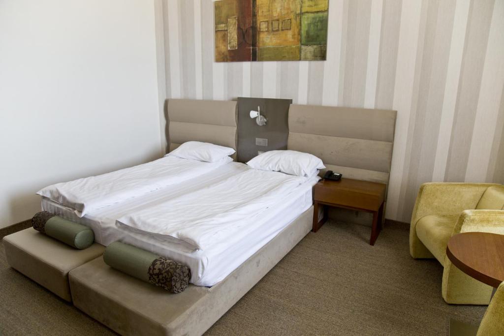 Семейный (Улучшенный семейный двухместный номер с 1 кроватью и видом на море) отеля Iaki Conference & Spa Hotel, Мамая