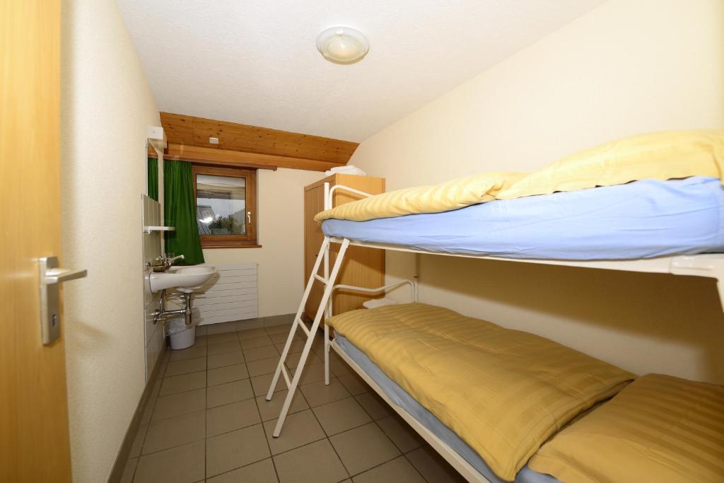 Двухместный (Двухместный номер эконом-класса с 2 отдельными кроватями и общей ванной комнатой) хостела Hostel Easy B&B, Локарно