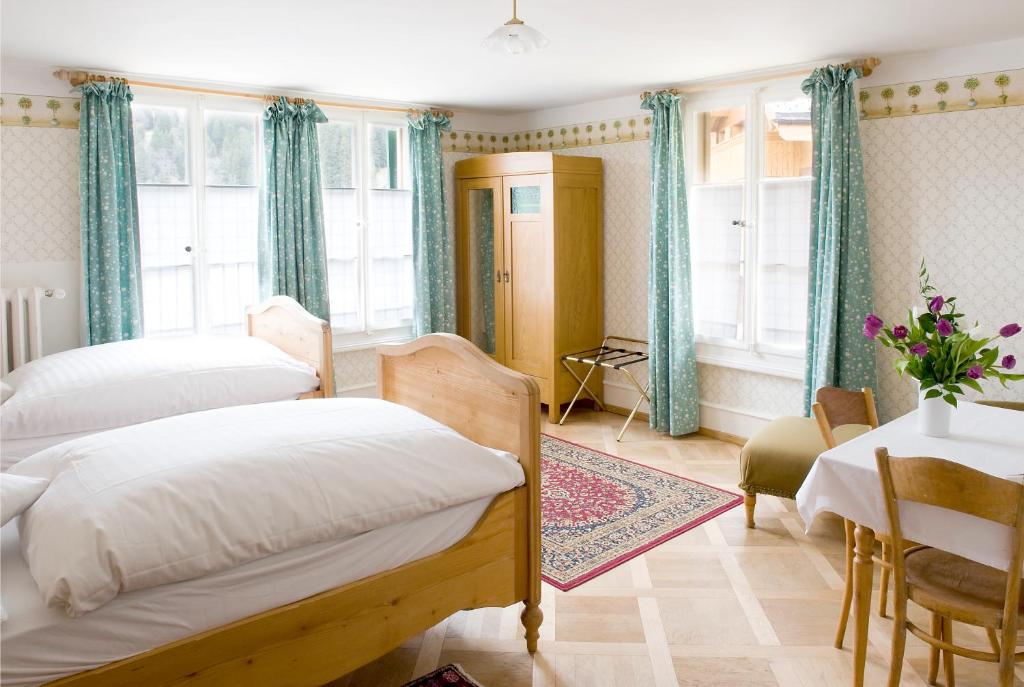 Двухместный (Улучшенный двухместный номер с 1 кроватью или 2 отдельными кроватями, вид на сад) отеля Hotel Falken, Венген