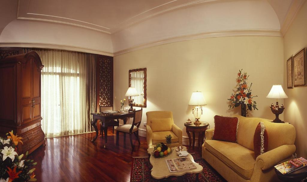 Сьюит (Executive Suite with Pool View Balcony, BMW Airport Transfers & Cocktail hours), The Leela Palace Bangalore