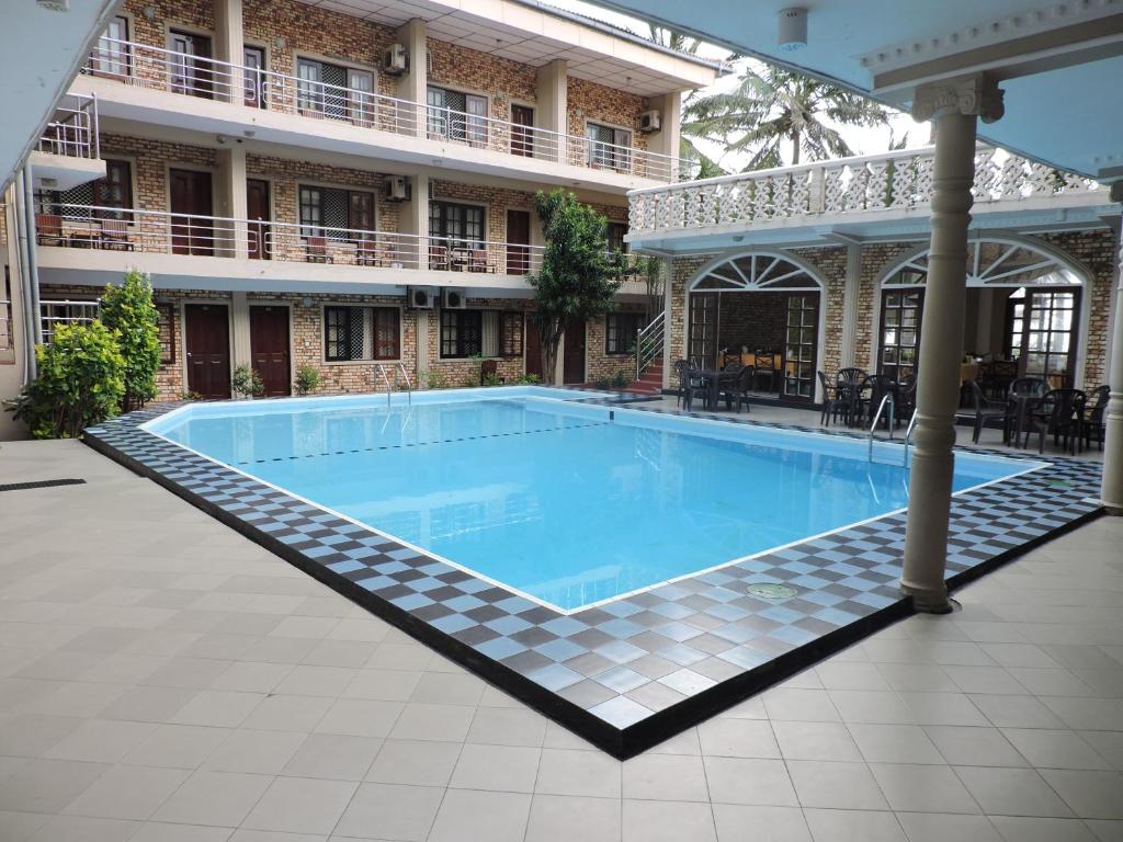 Отель Oasis Beach Resort, Негомбо