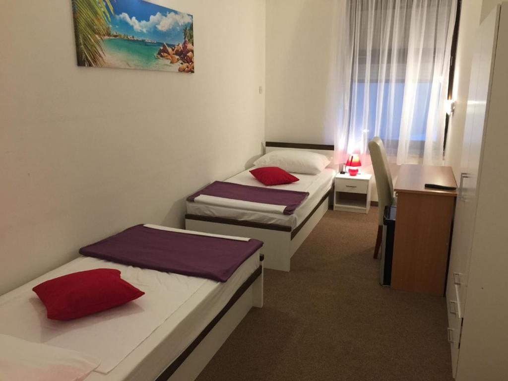 Двухместный (Двухместный номер эконом-класса с 2 отдельными кроватями) отеля Hotel Ruža, Нови-Винодолски