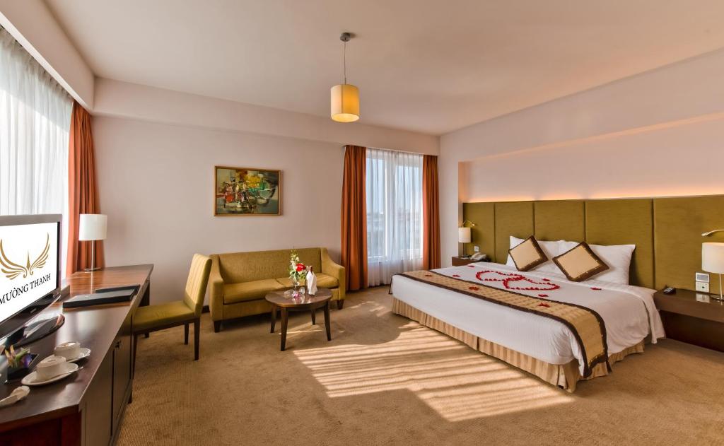 Двухместный (Номер «Премиум» Делюкс с кроватью размера «king-size») отеля Muong Thanh Holiday Hue Hotel, Хюэ